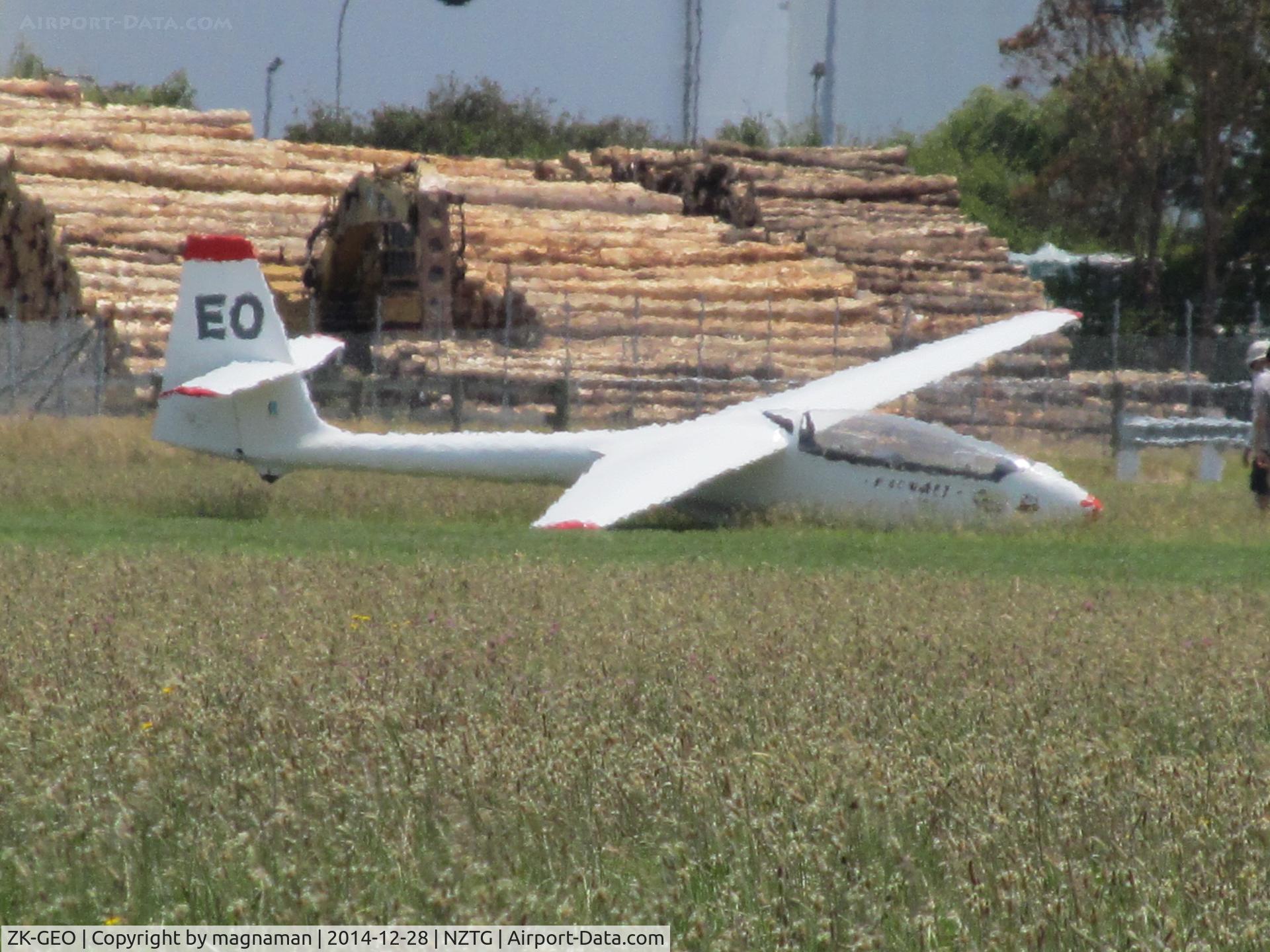 ZK-GEO, PZL-Bielsko SZD-50-3 Puchacz C/N B-2044, long shot from skydive car park - hot day!