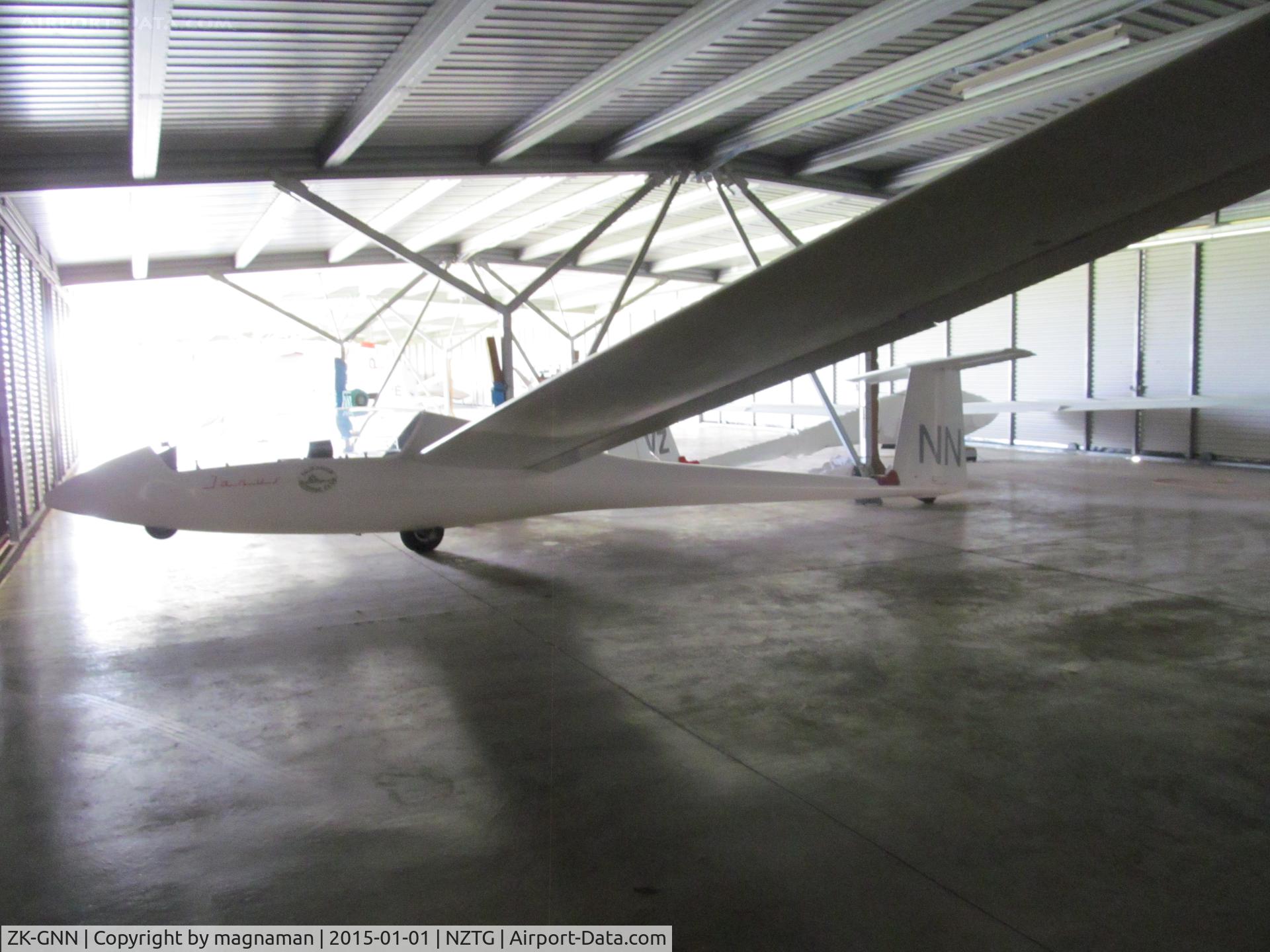 ZK-GNN, Schempp-Hirth Janus B C/N 162, in gliding club hangar