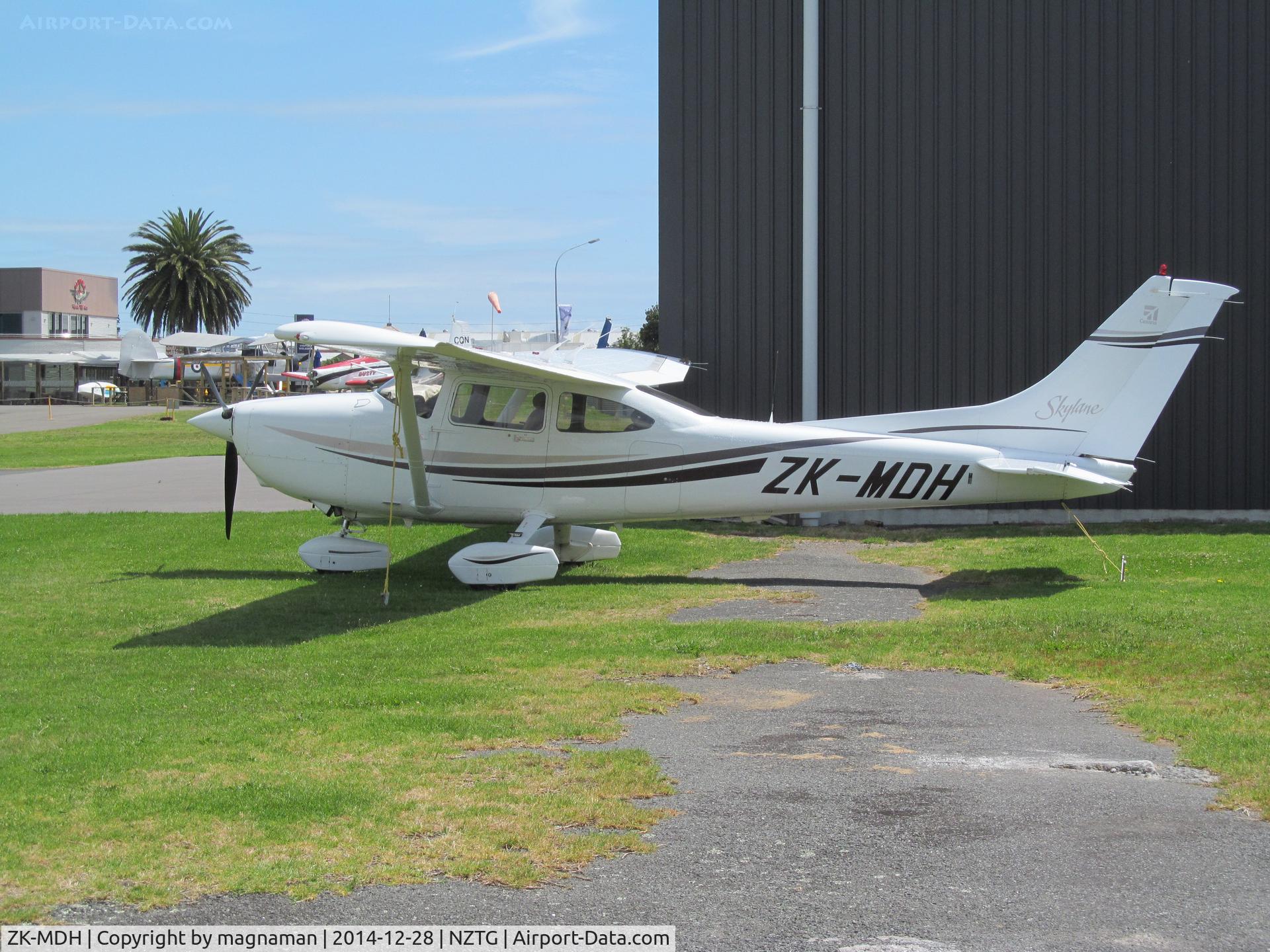 ZK-MDH, Cessna 182S Skylane C/N 18280617, outside vintage aviation hangar