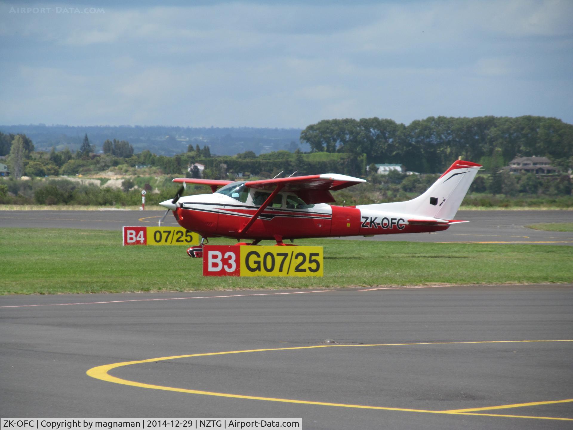 ZK-OFC, 1982 Cessna 182R Skylane C/N 18268230, taxying in after arrival