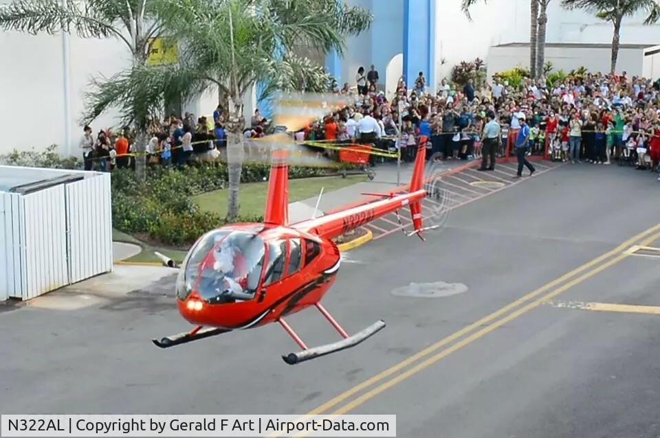 N322AL, 2004 Robinson R44 II C/N 10559, Santa Calus landing at Aguadilla Mall