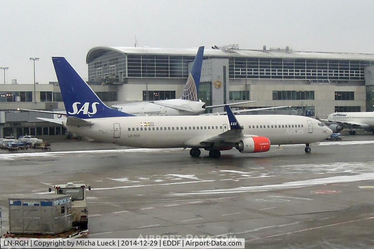 LN-RGH, 2013 Boeing 737-86N C/N 41266, First snowy day this Xmas season