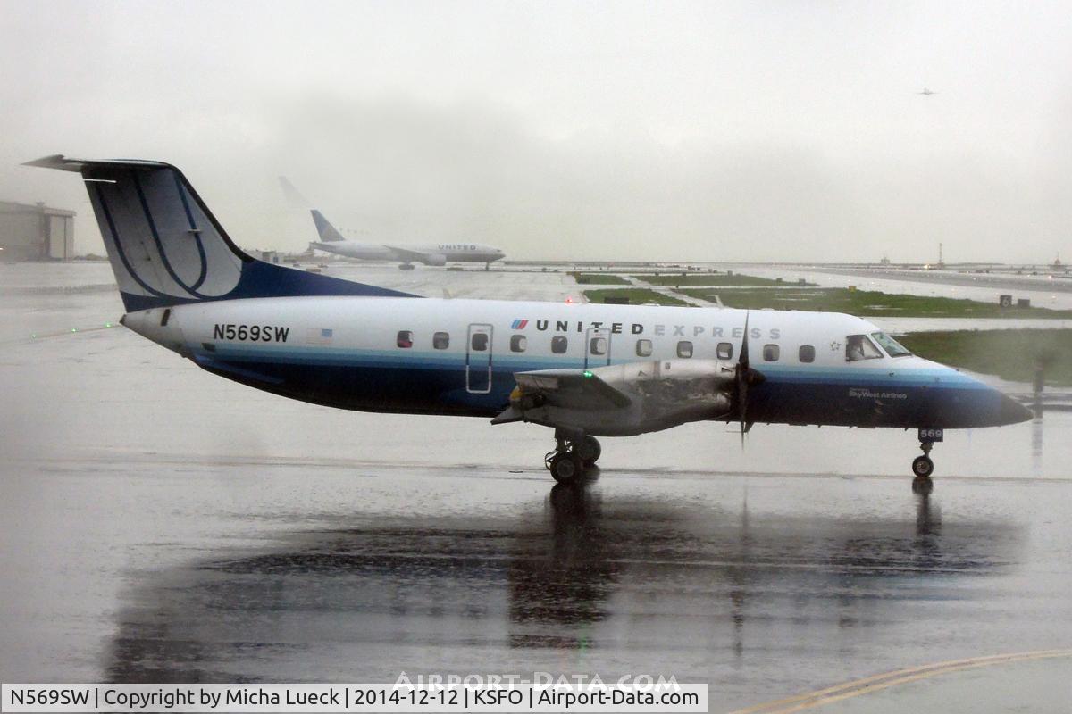 N569SW, 1998 Embraer EMB-120ER Brasilia C/N 120344, Heavy rain in SFO
