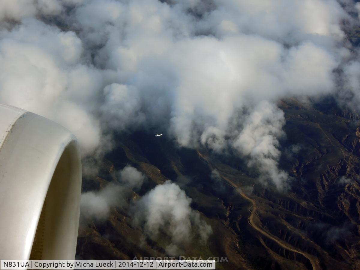 N831UA, 2000 Airbus A319-131 C/N 1291, Looking down on Alaska Airline's B737-800
