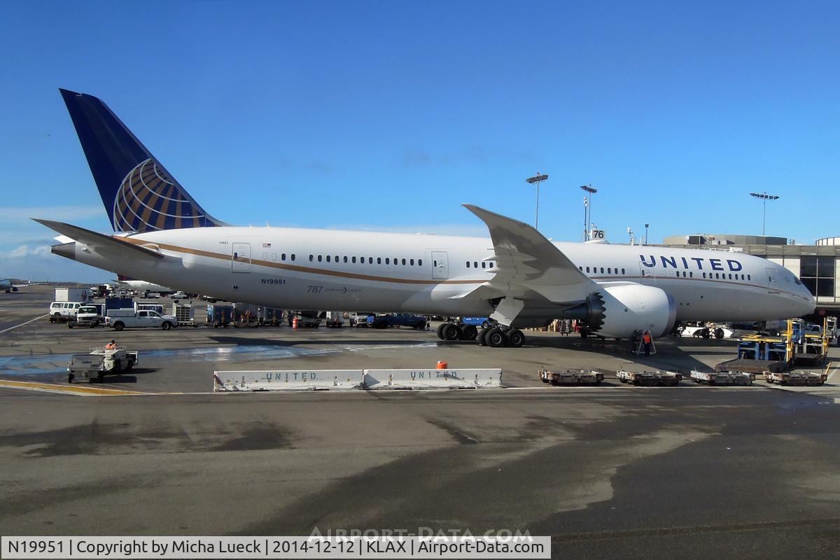N19951, 2014 Boeing 787-9 Dreamliner C/N 36402, At LAX