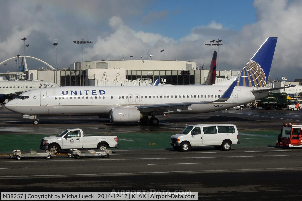 N38257, 2000 Boeing 737-824 C/N 30612, At LAX