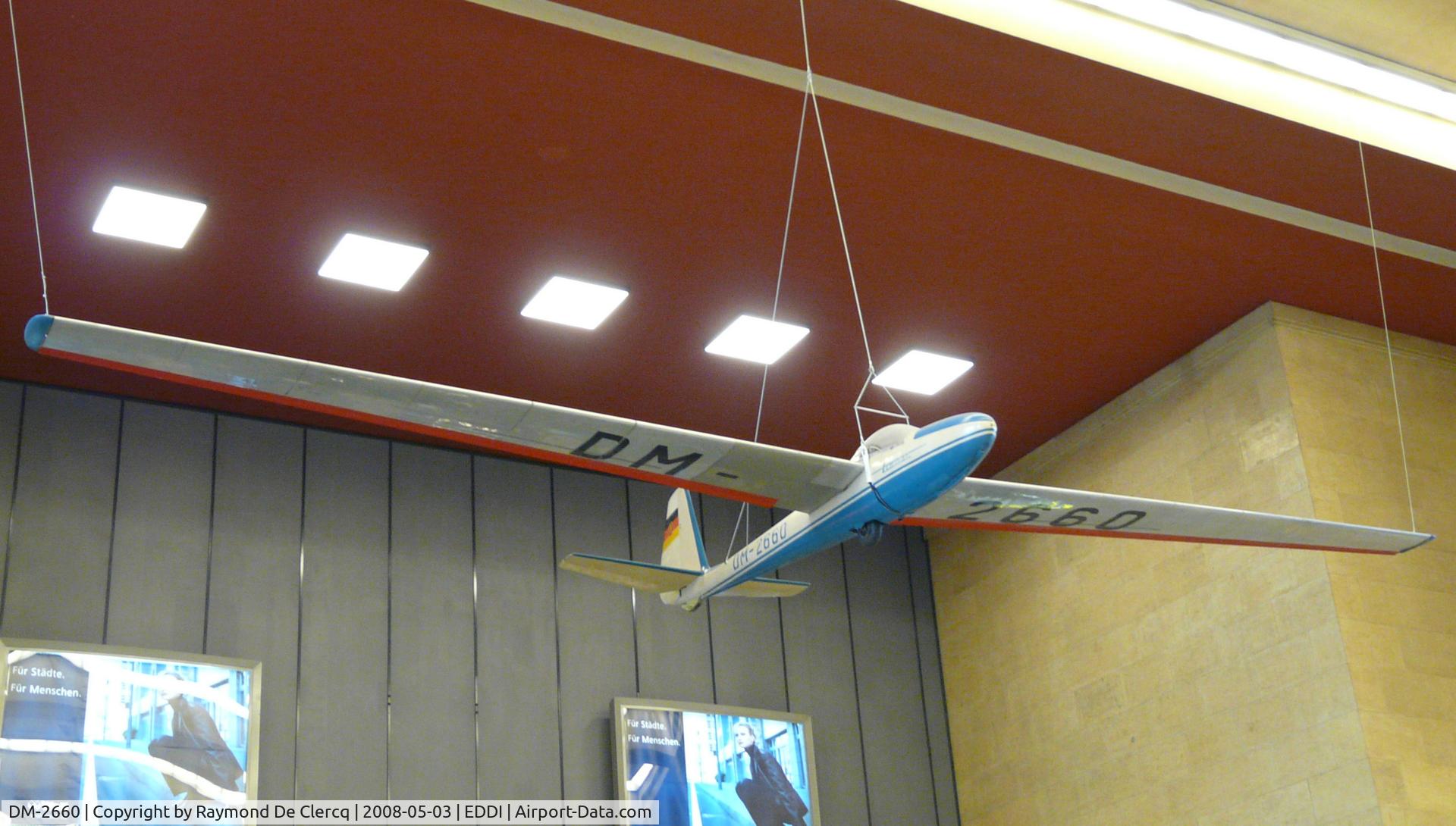 DM-2660, Lommatzsch Lom 58/II Libelle Laminar C/N 0660, This glider was on display inside the terminal at Berlin-Tempelhof.
Built and registered in former DDR.