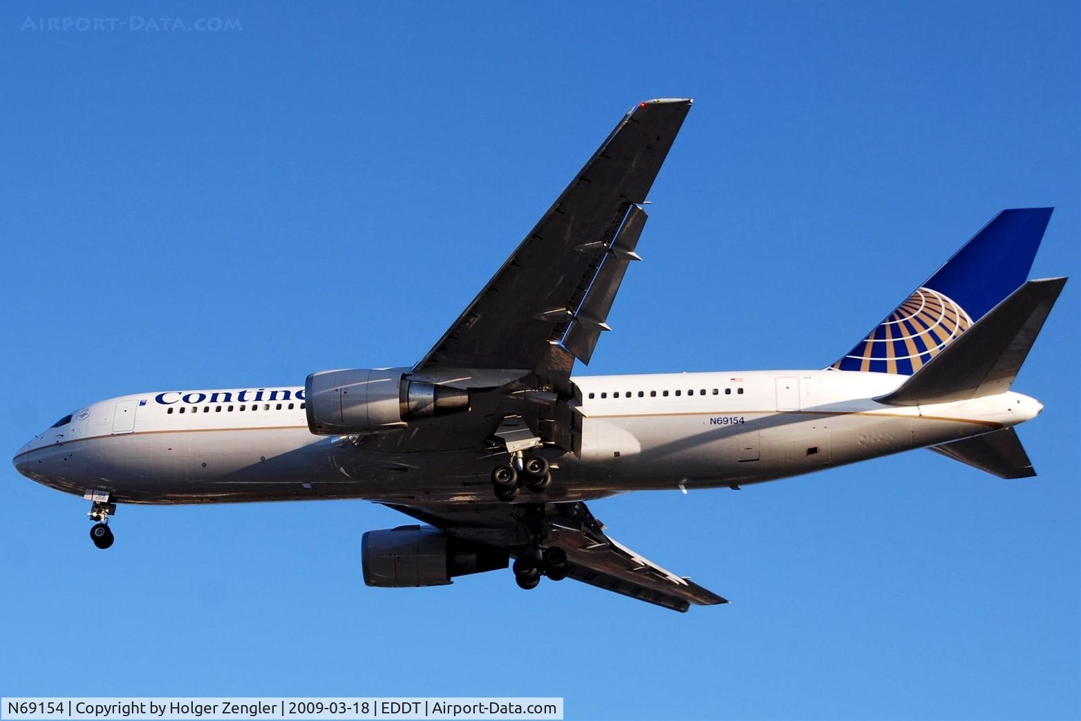N69154, 2001 Boeing 767-224 C/N 30433, On final for rwy 08R...
