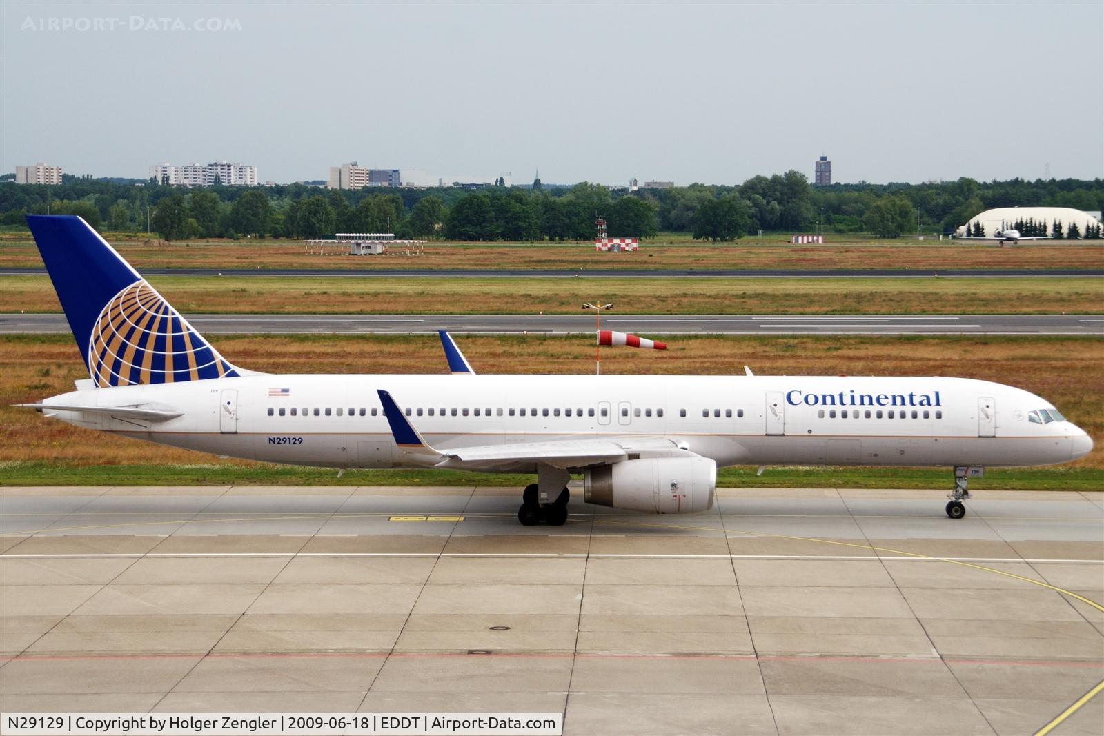 N29129, 1998 Boeing 757-224 C/N 28969, On taxi for departure on rwy 26L....