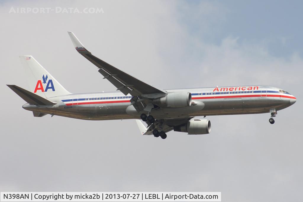 N398AN, 1999 Boeing 767-323ER C/N 29605, Landing