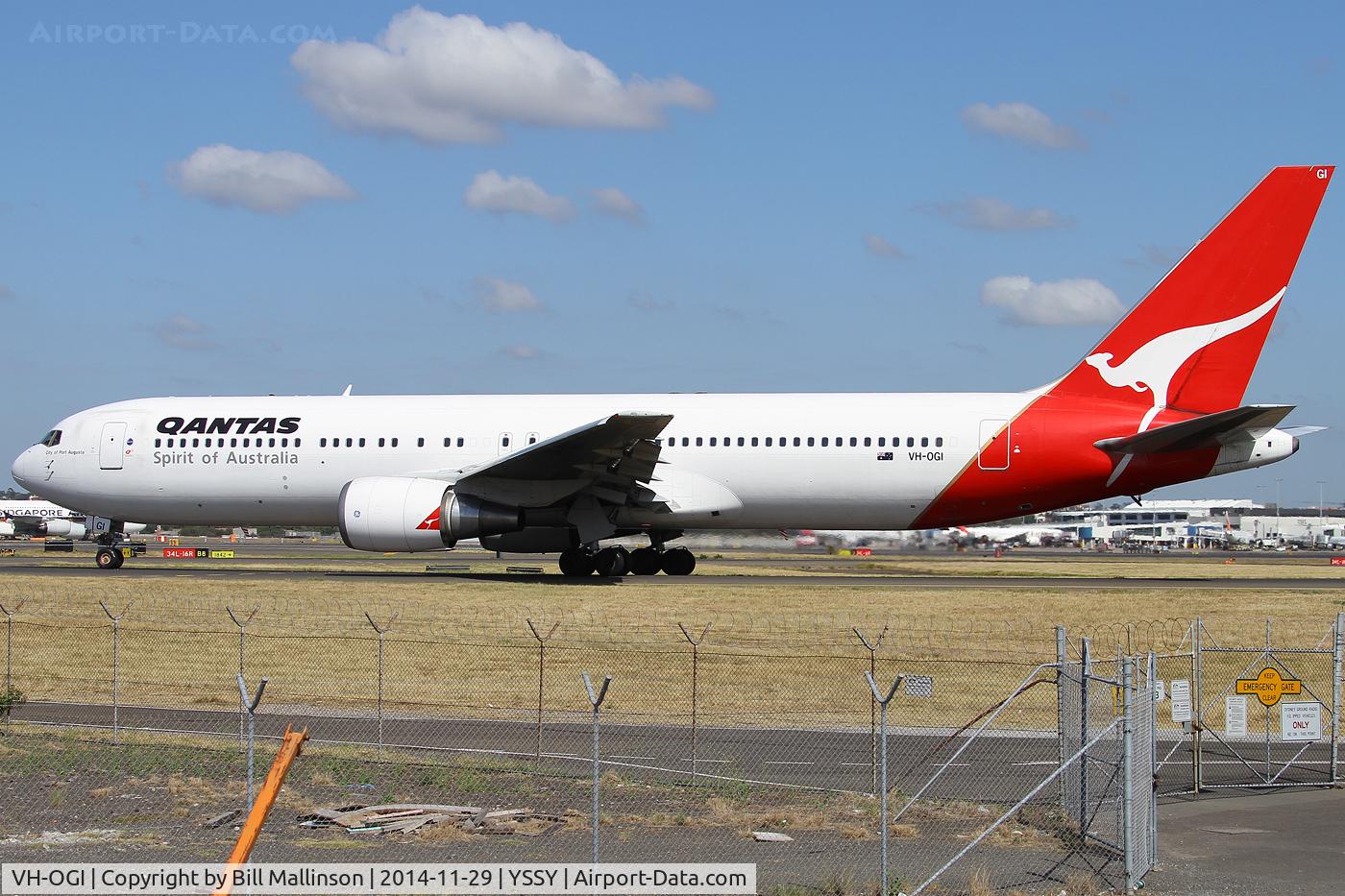 VH-OGI, 1991 Boeing 767-338 C/N 25246, taxiing to 34R