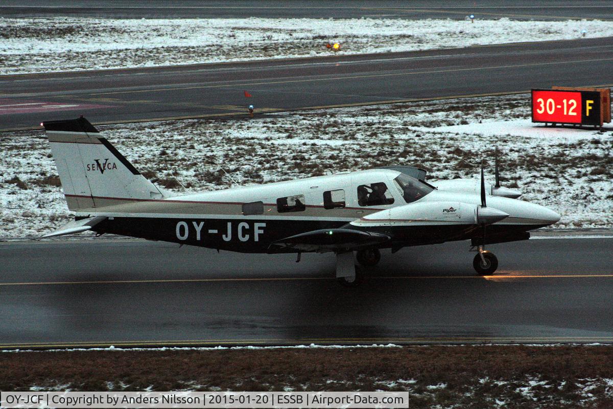 OY-JCF, 1997 Piper PA-34-220T V C/N 3449033, Taxiing for departure.