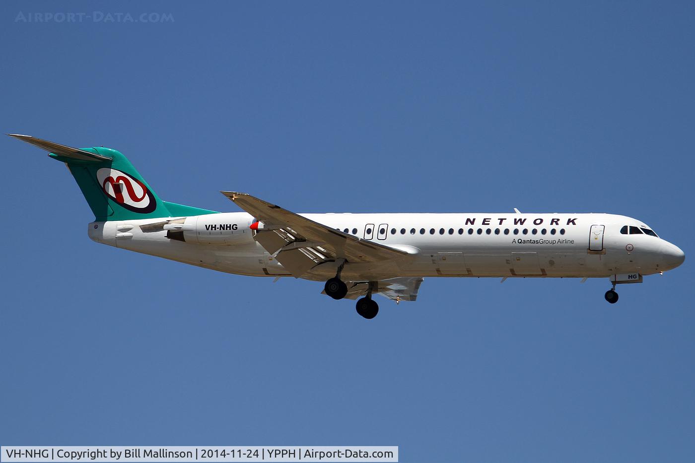 VH-NHG, 1994 Fokker 100 (F-28-0100) C/N 11514, finals to 21