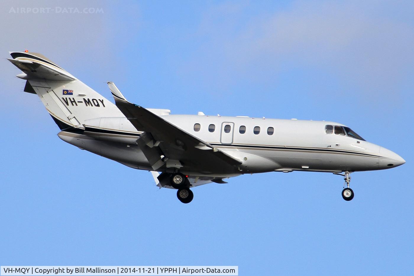 VH-MQY, 2006 Raytheon Hawker 850XP C/N 258807, finals to 21