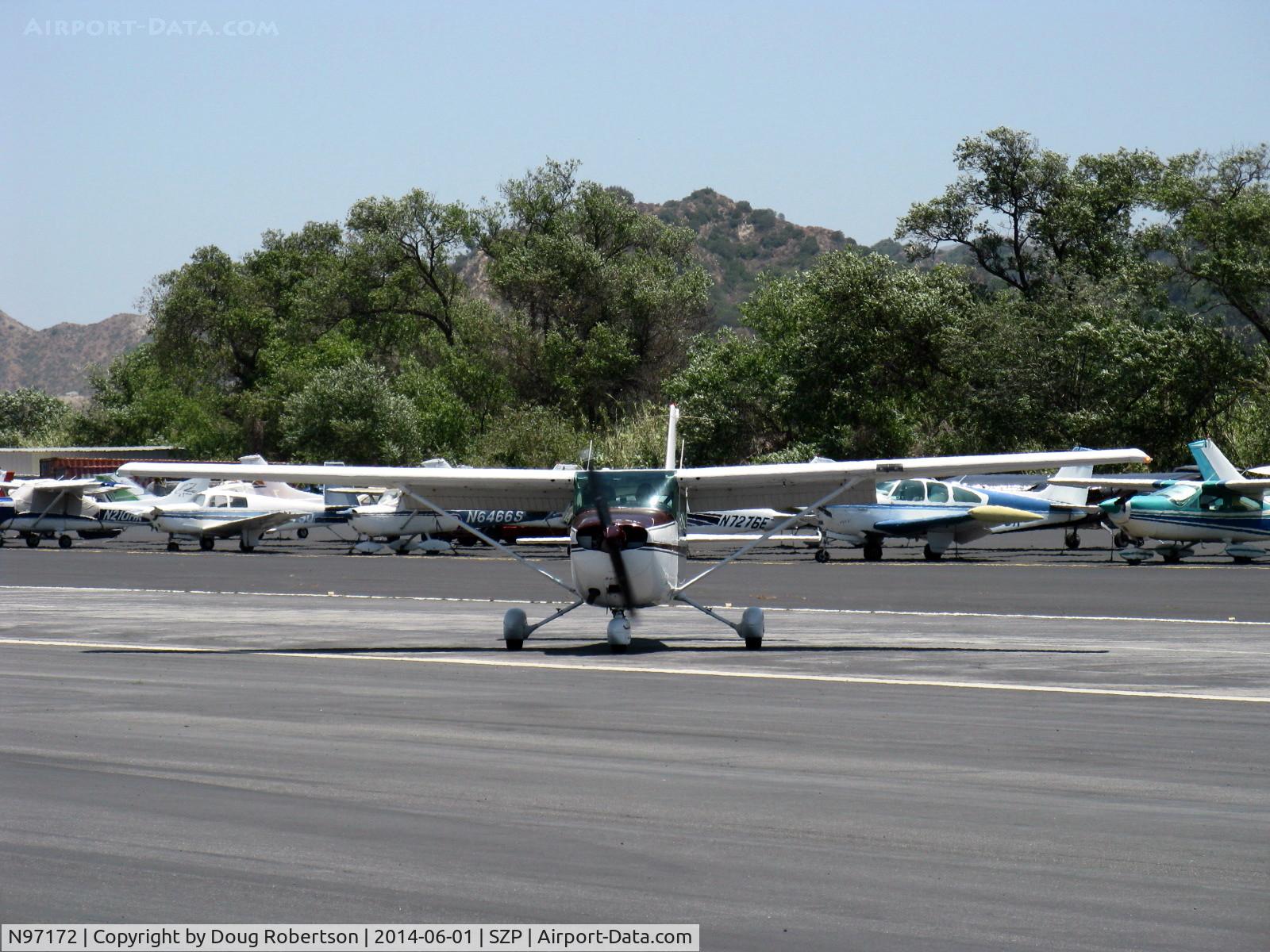 N97172, 1984 Cessna 172P C/N 17276162, 1984 Cessna 172P SKYHAWK II, Lycoming O-320-D2J 160 Hp, taxi, off the active