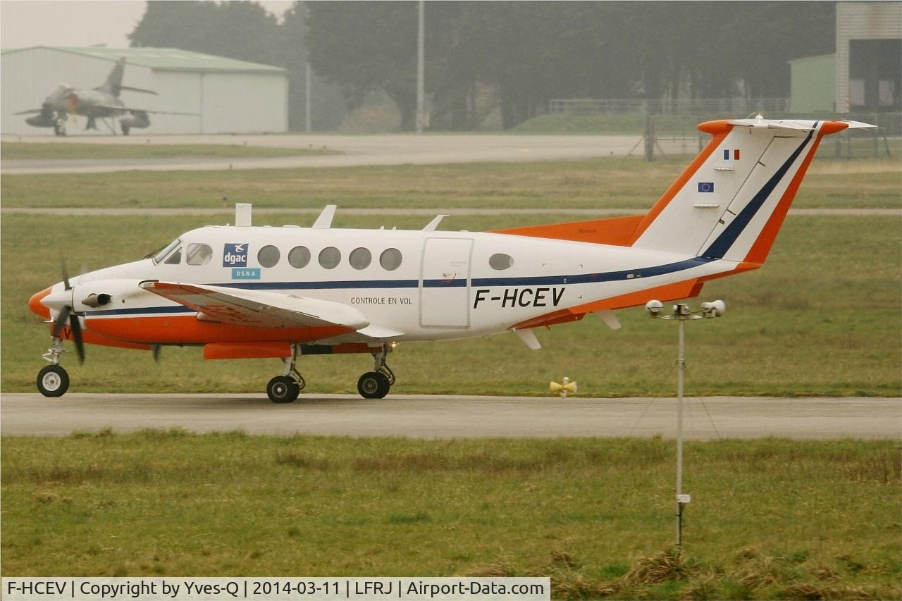 F-HCEV, 2009 Hawker Beechcraft B200GT King Air C/N BY-91, Hawker Beechcraft B200GT King Air, Take off rwy 08, Landivisiau Naval Air Base (LFRJ)
