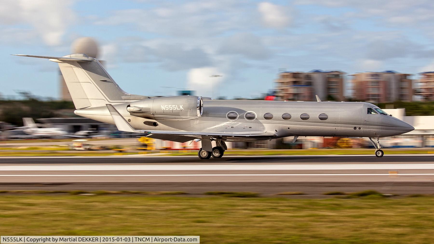 N555LK, 1996 Gulfstream Aerospace G-IV C/N 1299, take off sxm
