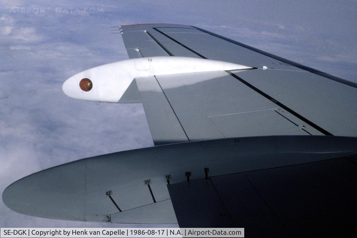SE-DGK, 1977 Fokker F.28-4000 Fellowship C/N 11123, In flight view of the wing, somewhere between ESNU Umeå and ESSA Stockholm.