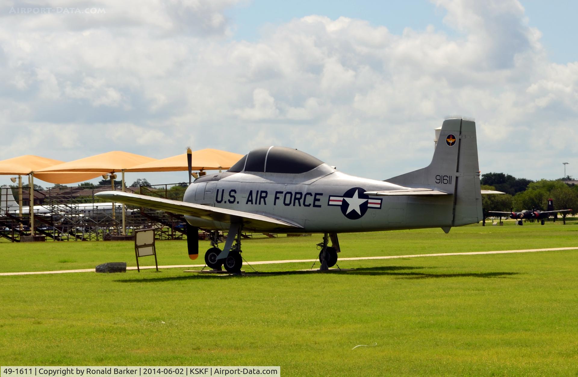 49-1611, North American GT-28A Trojan C/N 159-123, LMTC Parade Field