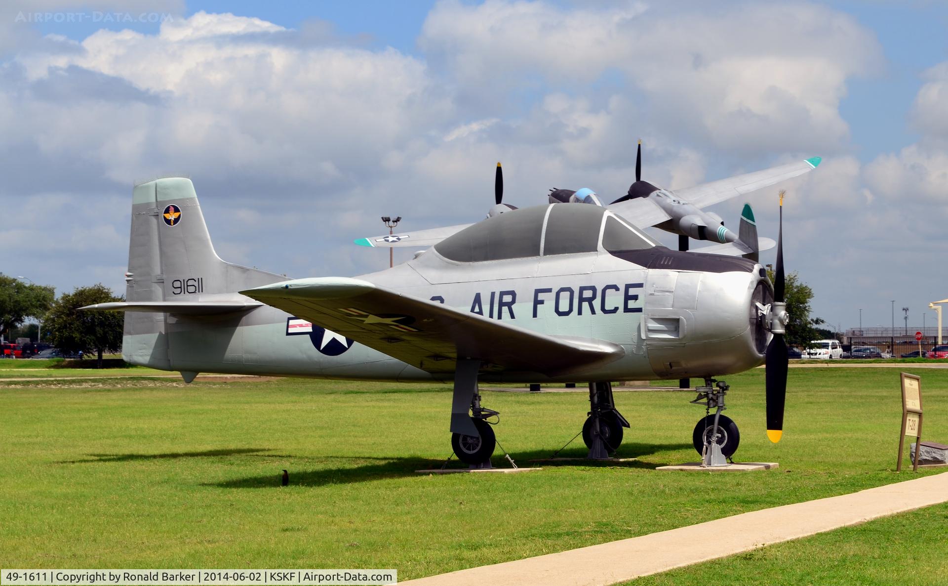 49-1611, North American GT-28A Trojan C/N 159-123, LMTC Parade Field
