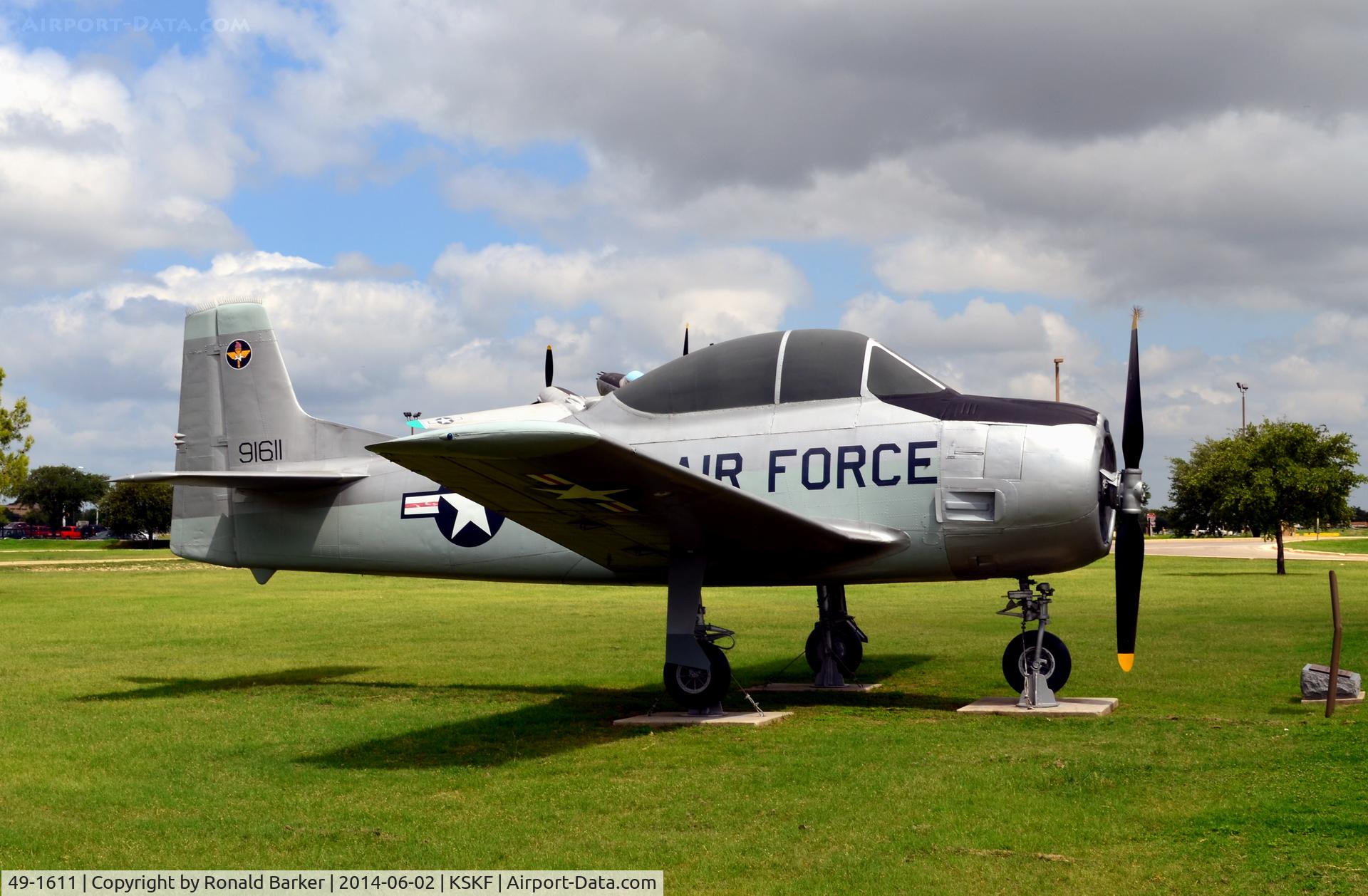 49-1611, North American GT-28A Trojan C/N 159-123, LMTC parade Field