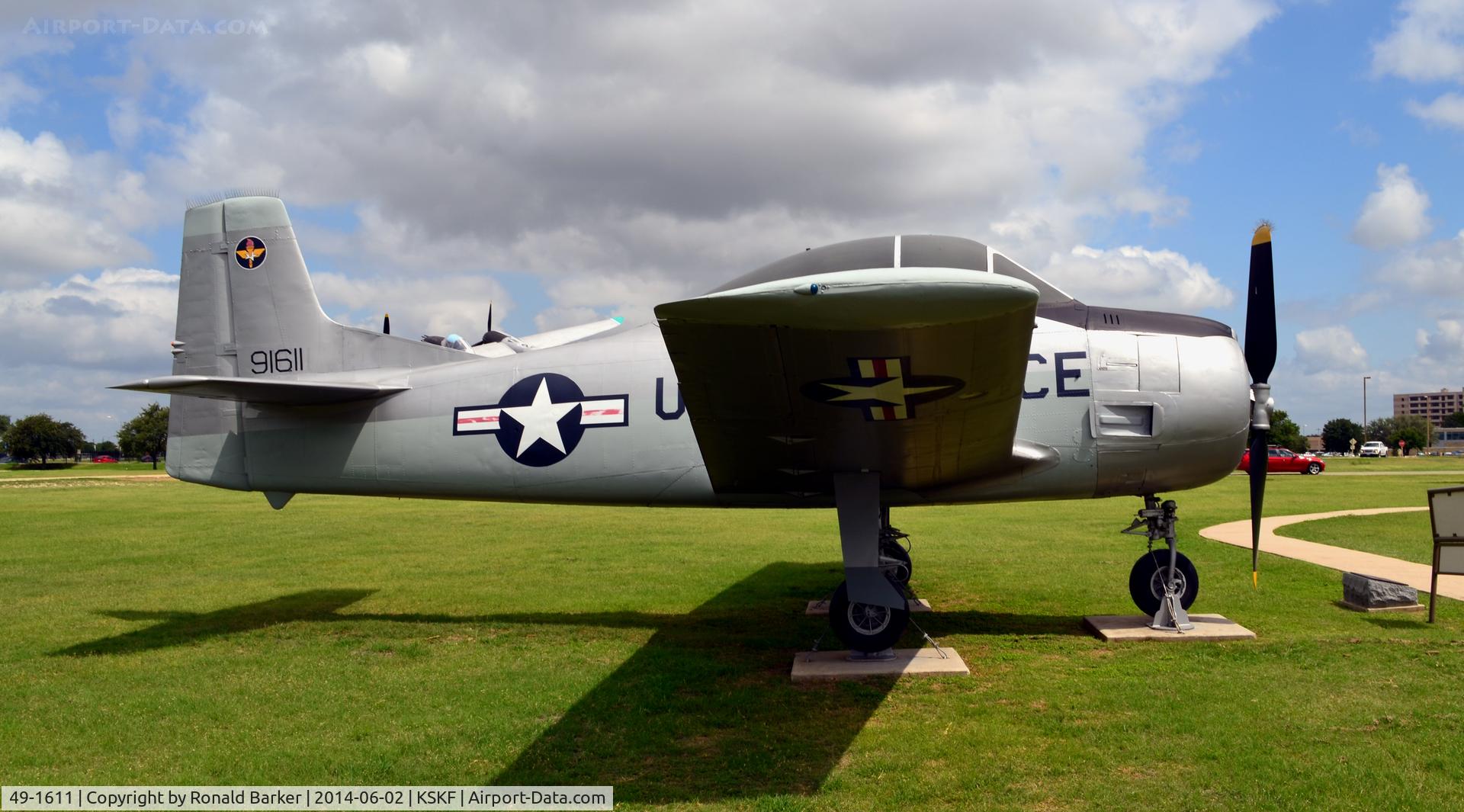 49-1611, North American GT-28A Trojan C/N 159-123, LMTC Parade Field