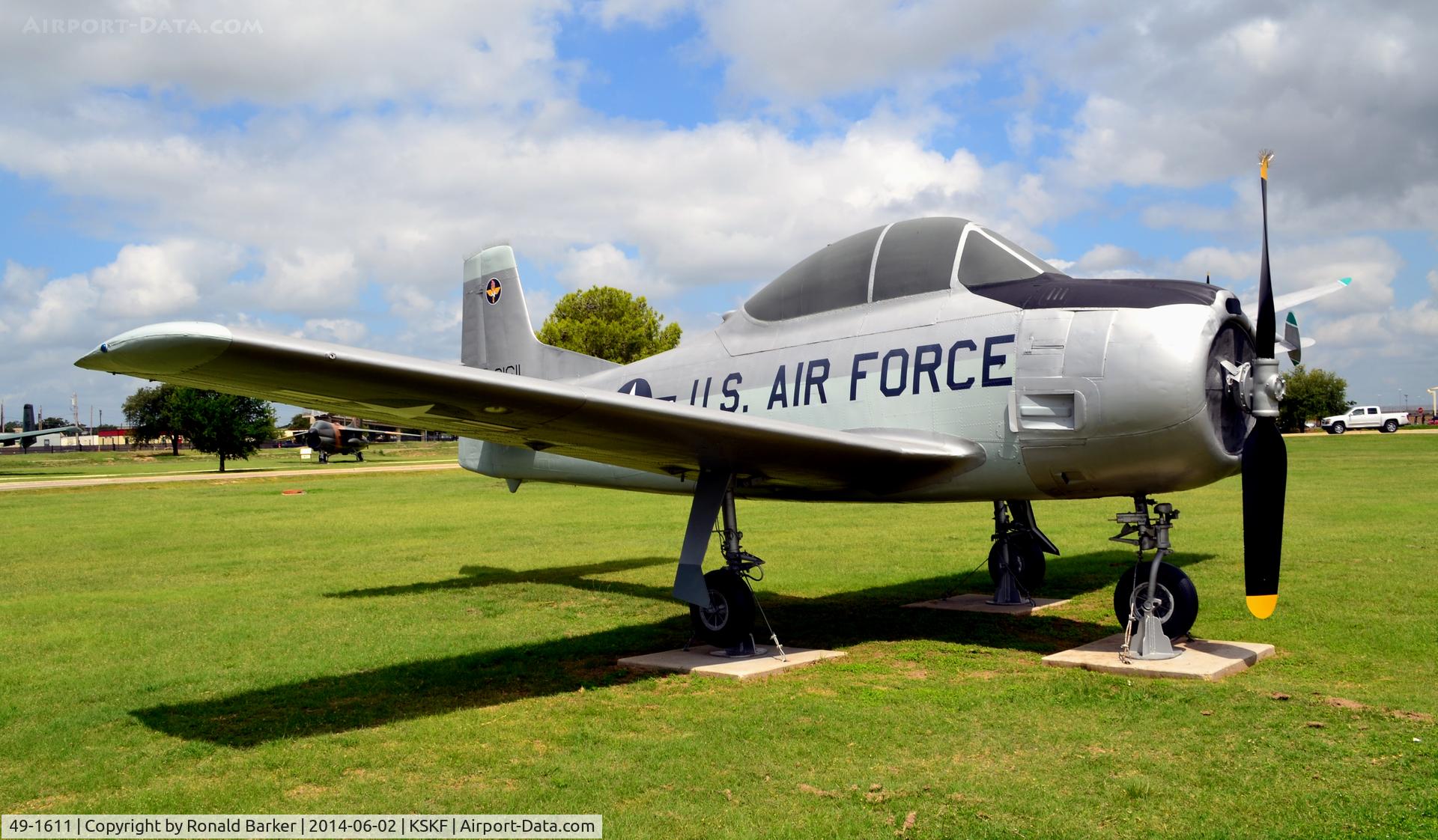 49-1611, North American GT-28A Trojan C/N 159-123, LMTC Parade Field