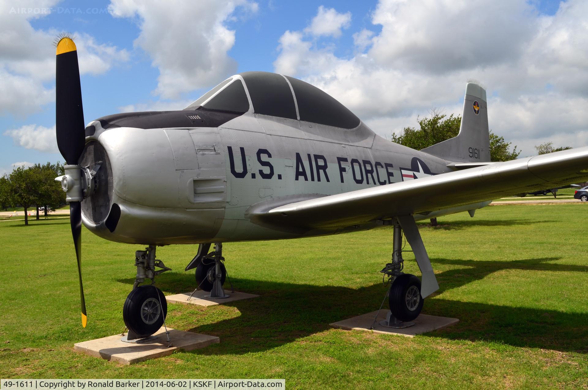 49-1611, North American GT-28A Trojan C/N 159-123, LMTC Parade Field
