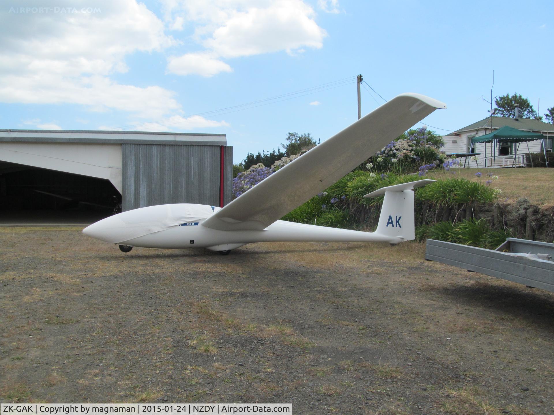ZK-GAK, Schleicher ASK-21 C/N 21860, outside club hangar