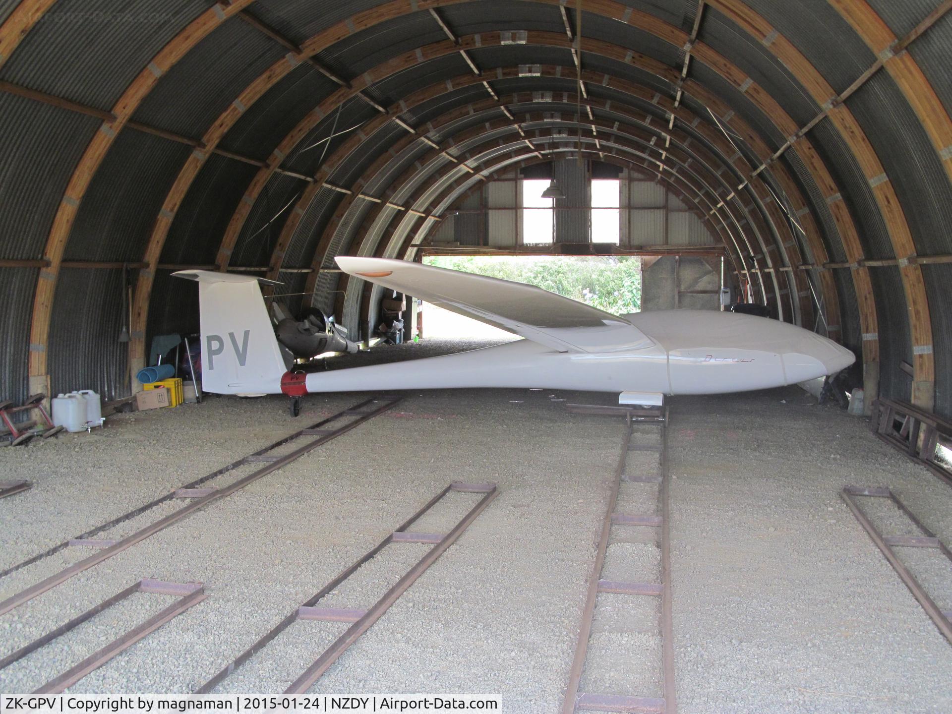 ZK-GPV, Schempp-Hirth Discus b C/N 120, in hangar by runway