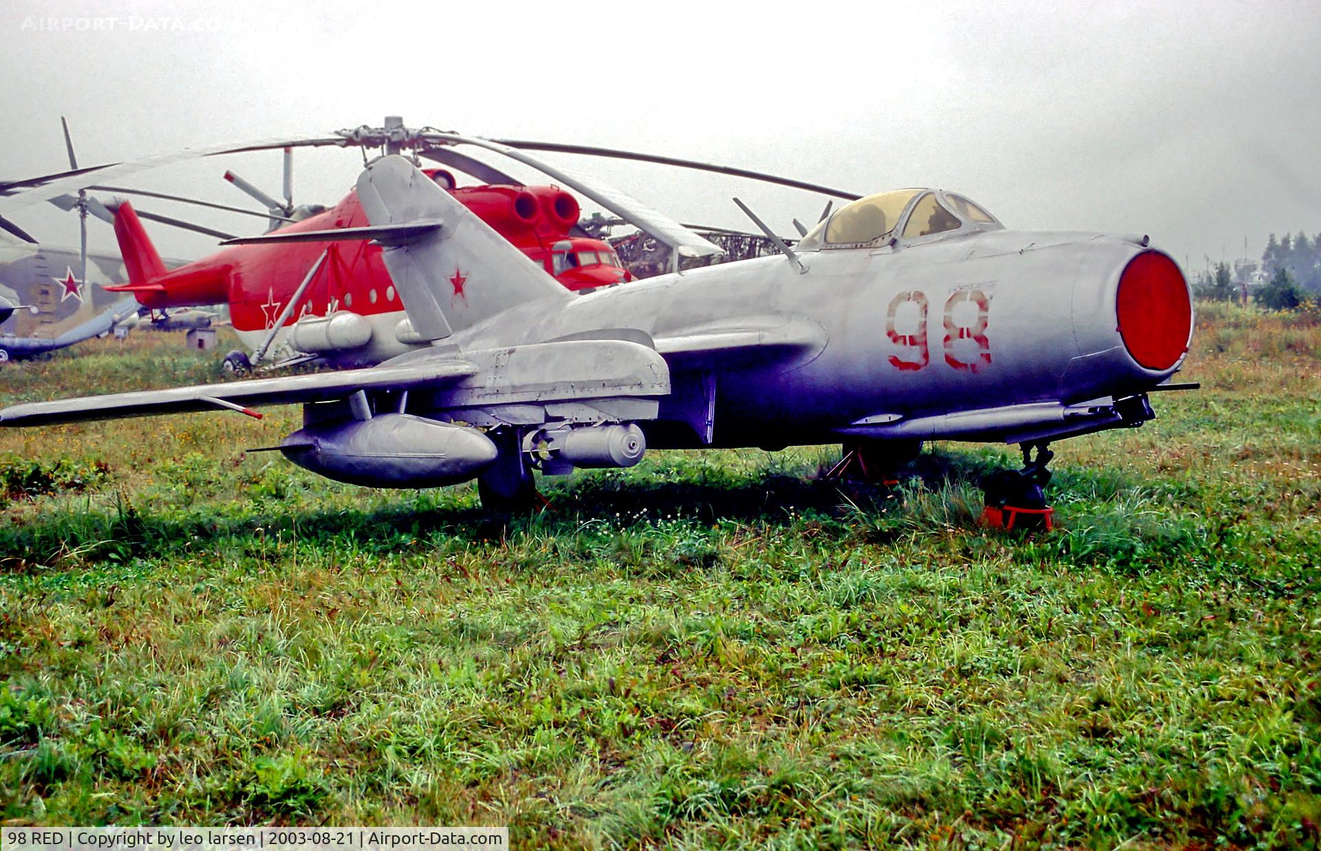 98 RED, Mikoyan-Gurevich MiG-15bisISh C/N 2115368, Monino Museum Moscow 21.8.03