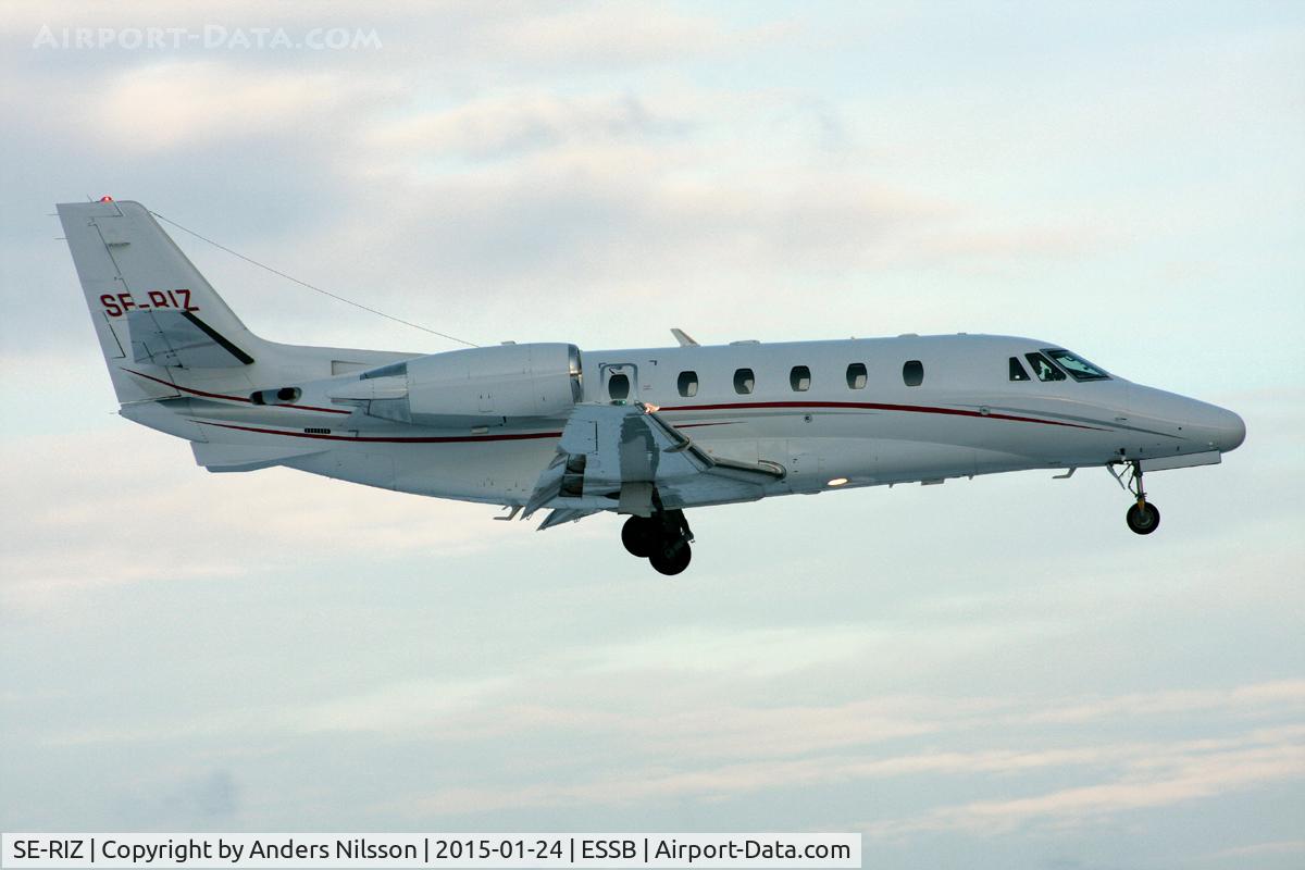 SE-RIZ, 2004 Cessna 560XLS Citation Excel C/N 560-5529, On short final for runway 12.