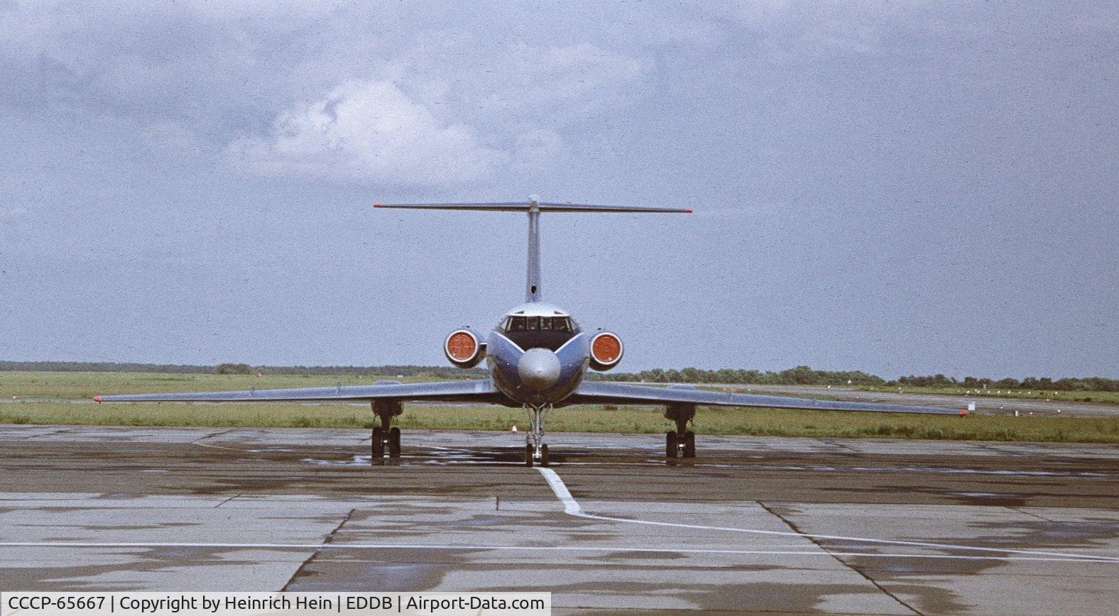 CCCP-65667, 1971 Tupolev Tu-134A C/N 1351207, Tu-134 A in Berlin-Schönefeld zwischengelandet auf dem Weg nach Le Bourget.