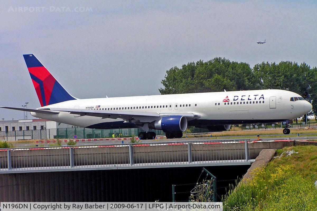 N196DN, 1997 Boeing 767-332 C/N 28453, Boeing 767-332ER [28453] (Delta Air Lines) Paris-Charles De Gaulle~F 17/06/2009