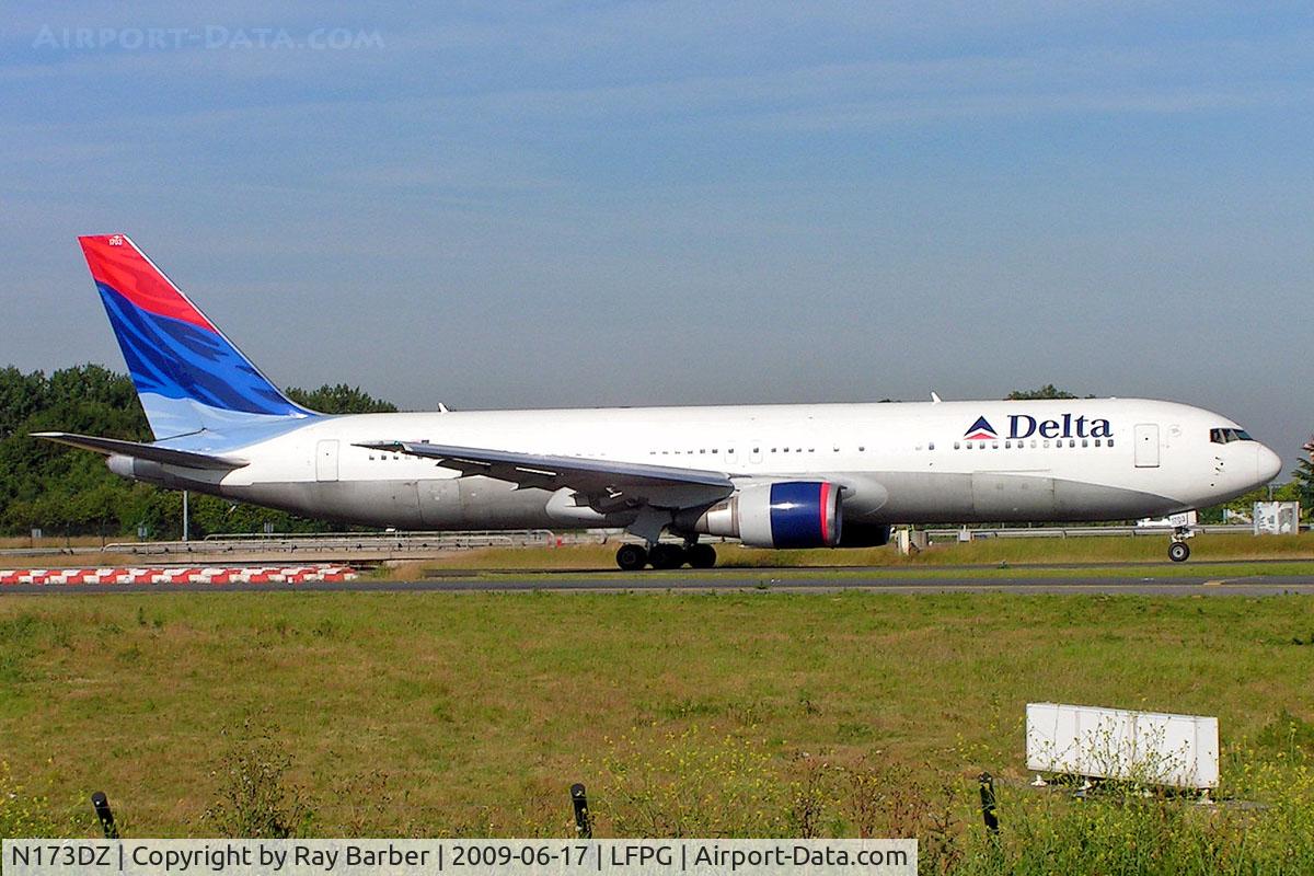 N173DZ, 1998 Boeing 767-332ER C/N 29692, Boeing 767-332ER [29692] (Delta Air Lines) Paris-Charles De Gaulle~F 17/06/2009