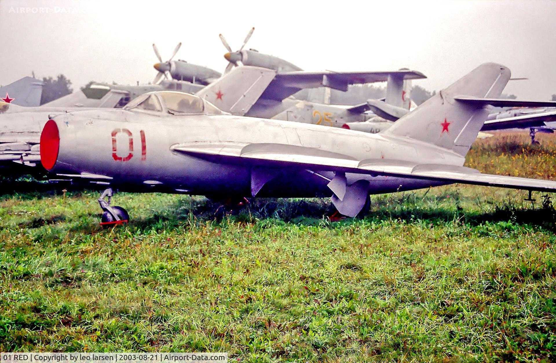 01 RED, Mikoyan-Gurevich MiG-17 C/N 1402001, Monino Museum Moscow 21.8.03