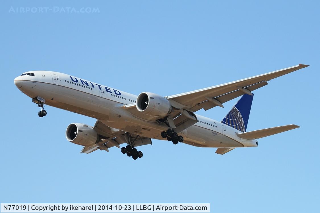 N77019, 2007 Boeing 777-224 C/N 35547, United landing runway 12.