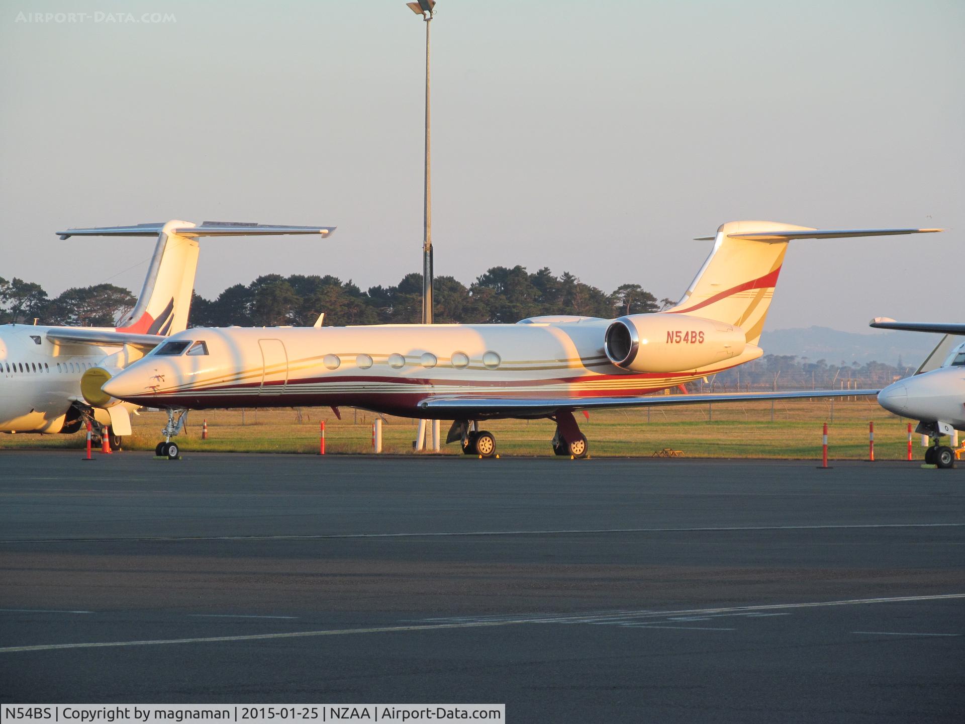 N54BS, Piper PA-31-350 Chieftain C/N 31-7405476, A gulf V c/n 627 in evening sun on convair apron