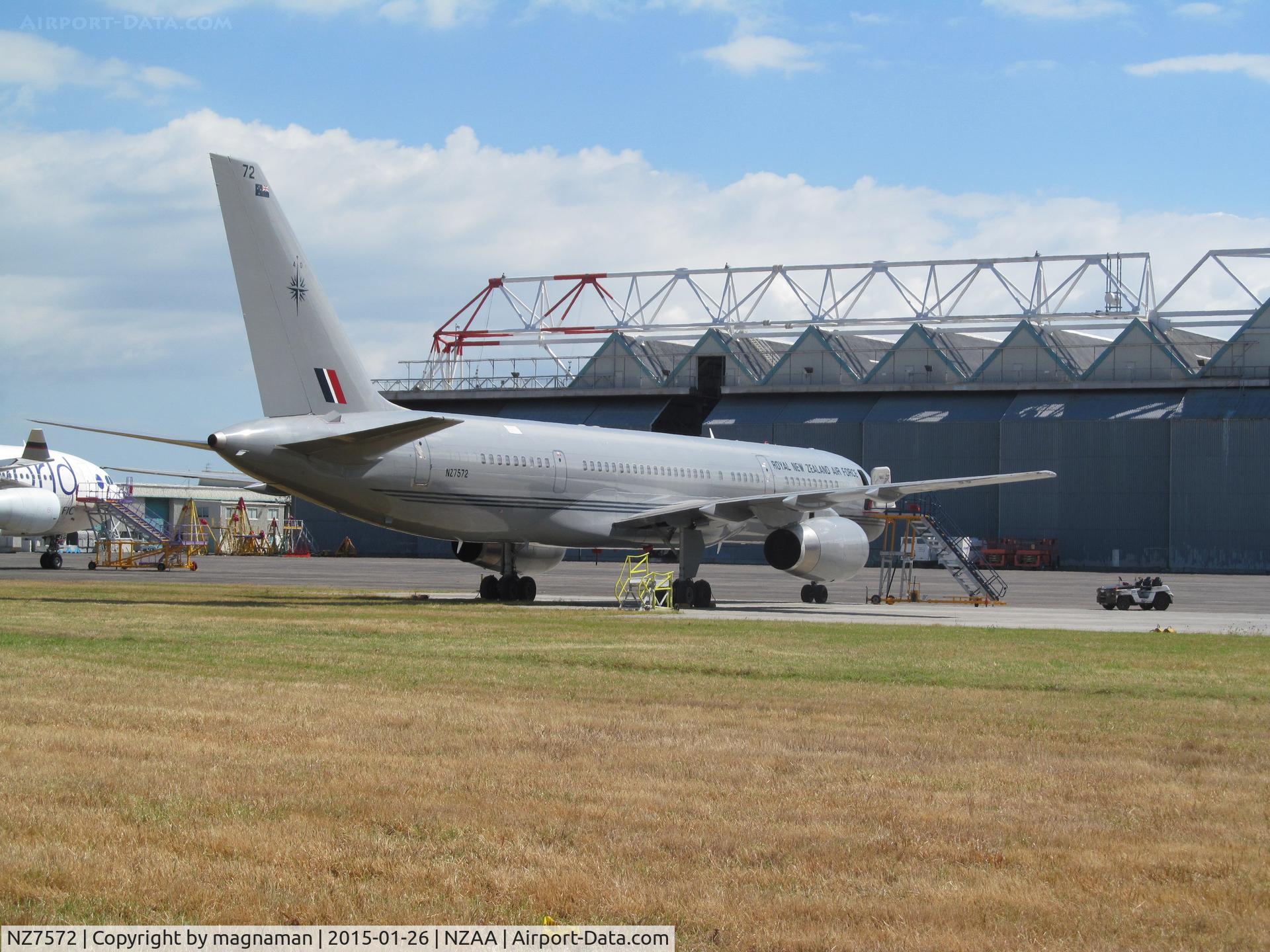 NZ7572, 1993 Boeing 757-2K2 C/N 26634, just completed maint check