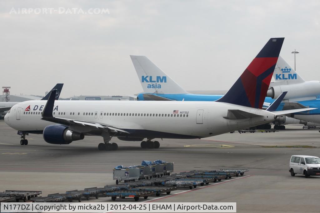 N177DZ, 1999 Boeing 767-332 C/N 29698, Taxiing