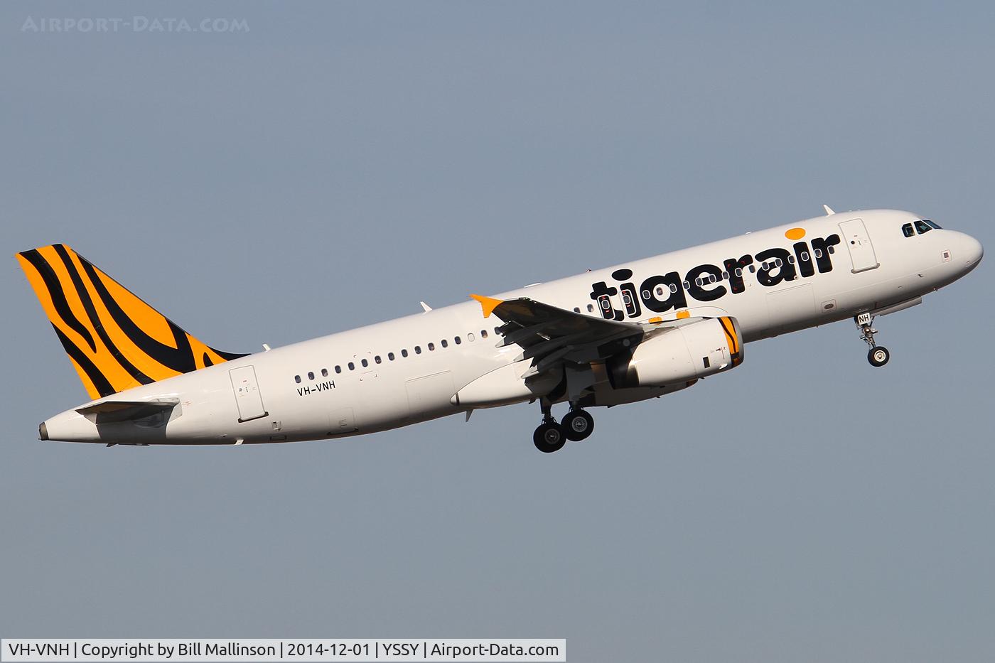 VH-VNH, 2008 Airbus A320-232 C/N 3734, away from 34L