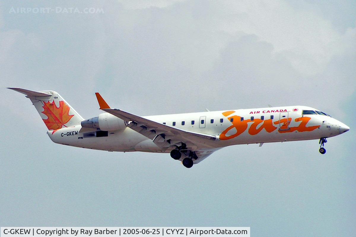 C-GKEW, 2000 Bombardier CRJ-200LR (CL-600-2B19) C/N 7385, Canadair CRJ-200ER [7385] (Air Canada Jazz) Toronto~C 25/06/2005