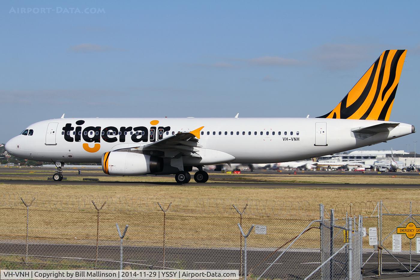 VH-VNH, 2008 Airbus A320-232 C/N 3734, taxiing to 34R
