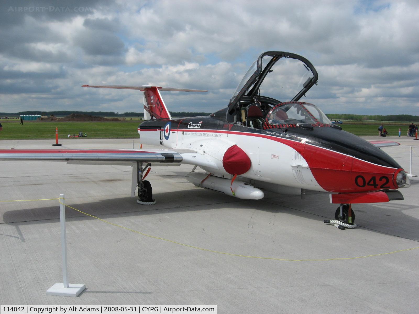 114042, Canadair CT-114 Tutor C/N 1042, Displayed at the Open Day at the military base at Portage la Prairie, Manitoba, Canada in 2008.