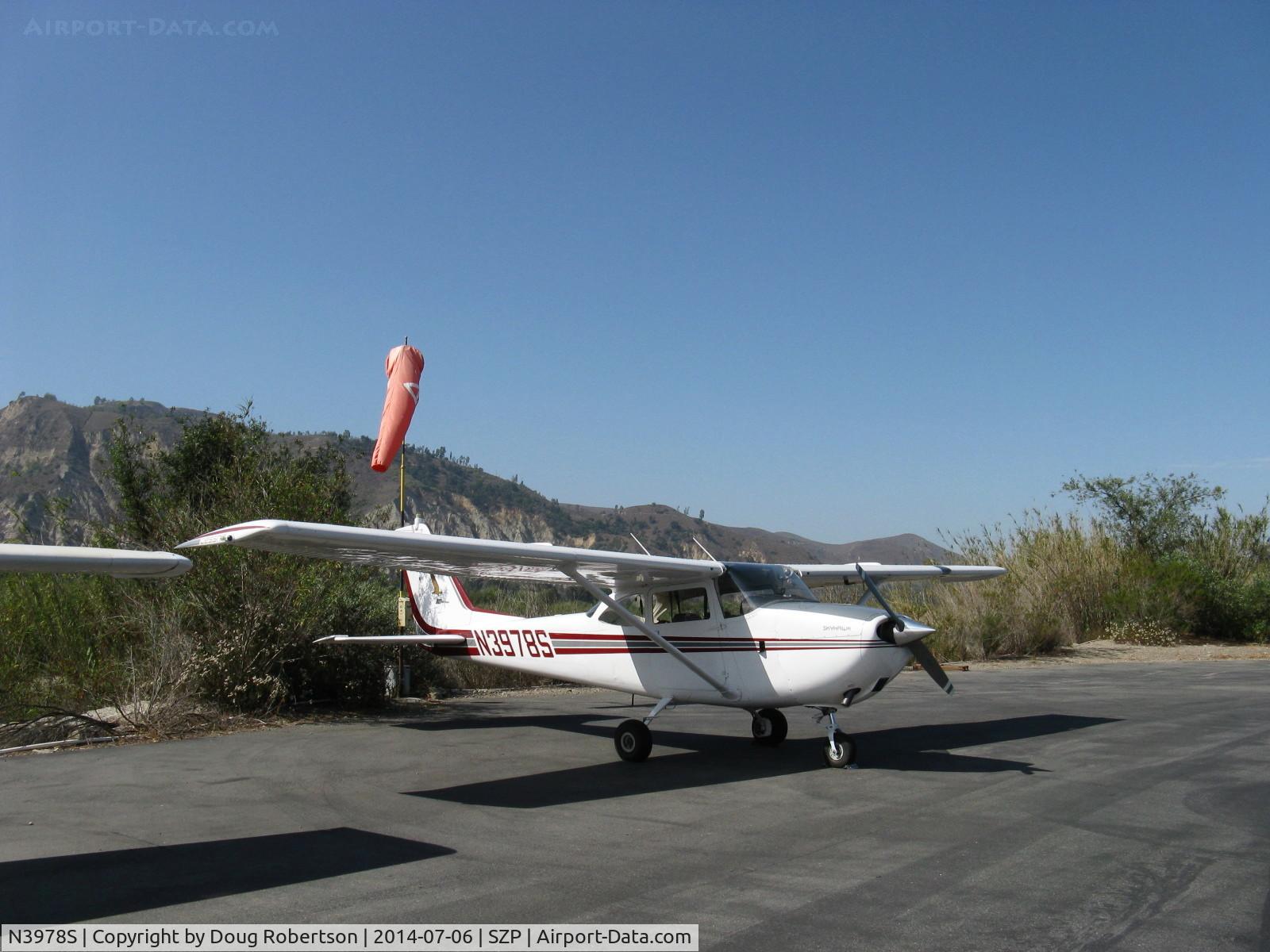 N3978S, 1964 Cessna 172E C/N 17251178, 1964 Cessna 172E, Lycoming O-360 180 Hp upgrade by Air Plains approved STC. Original engine a Continental O-300 of 145 hp. Parked near Rwy 04 Windsock.