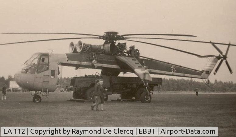 LA 112, 1963 Sikorsky S-64A Skycrane C/N 64-002, Belgian Army Light Aviation Meeting at Brasschaat (Antwerp) on 1966-09-18.This was the 2nd prototype tested by the West German Defence Ministry as D-9510,later used as LA+112 by the Luftwaffe.
In 1968 returned to the USA as N6959R and converted to S-64E.