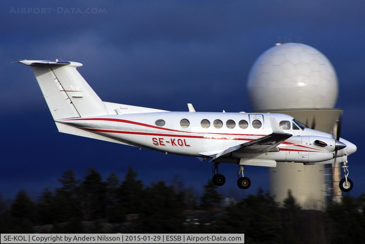 SE-KOL, 1989 Beechcraft King Air 300LW C/N FA-189, On short final for runway 12.