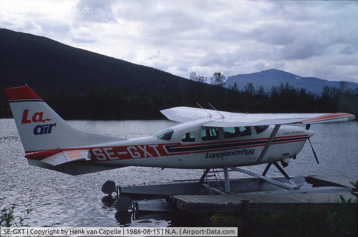 SE-GXT, 1980 Cessna TU206G 6 II Turbo Stationair C/N U20605506, Cessna TU206 on floats on the river Kamajåkk at Kvikkjokk in Swedish Lappland.
