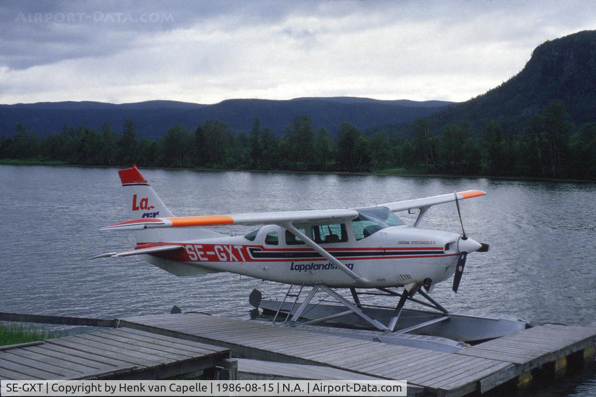 SE-GXT, 1980 Cessna TU206G 6 II Turbo Stationair C/N U20605506, Cessna TU206 on floats on the river Kamajåkk at Kvikkjokk in Swedish Lappland.