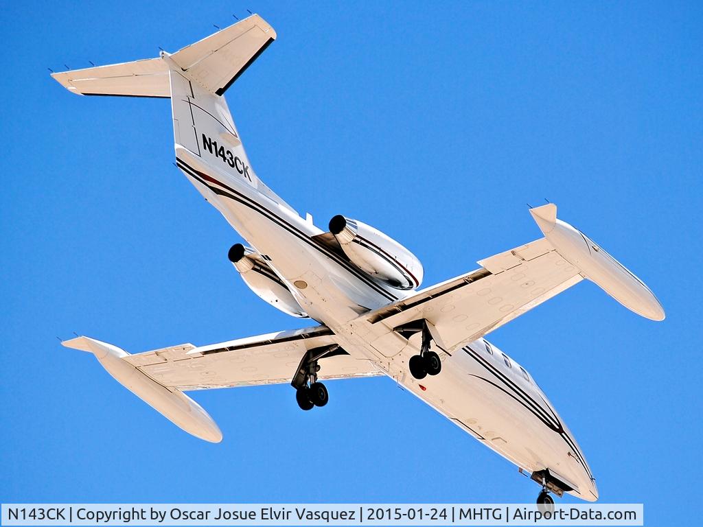 N143CK, 1973 Gates Learjet 25B C/N 143, Final approach to Tegucigalpa - Toncontin, Honduras (MHTG/TGU)